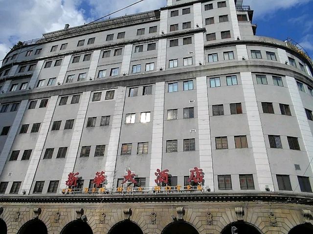 "Xin Hua Hotel Guangzhou: Historic Charm Meets Riverside Convenience"