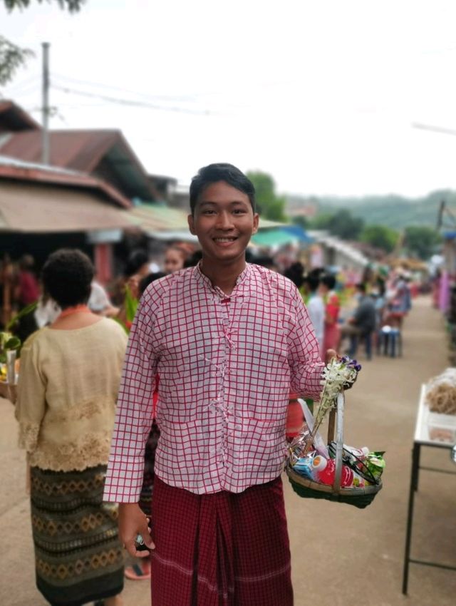 ตักบาตรสะพานมอญ จ.กาญจนบุรี