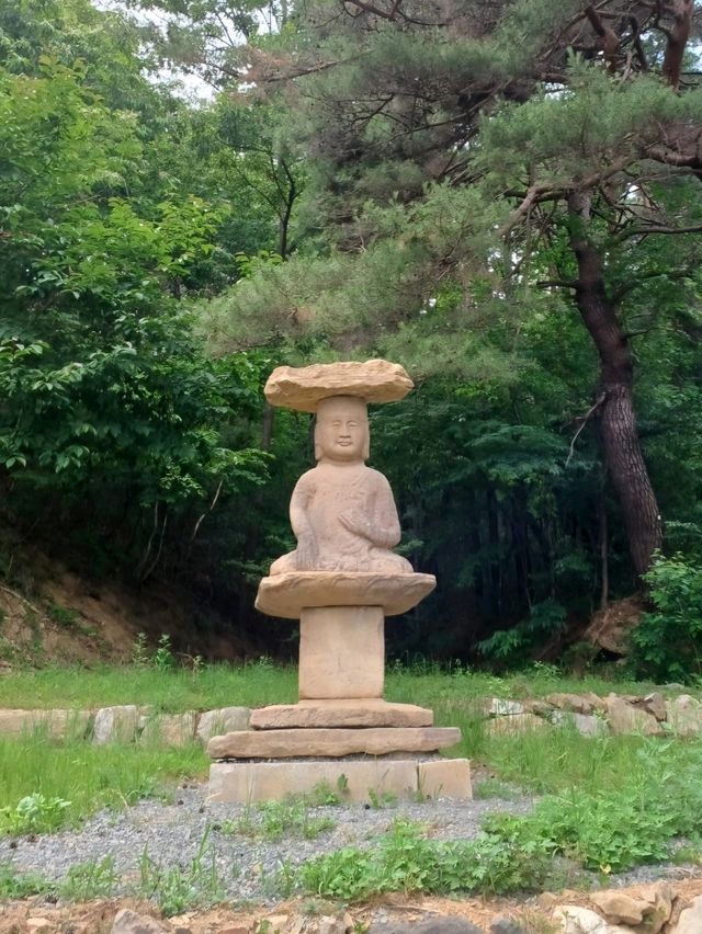 고요한 숲길 따라 만나는 단아한 사찰