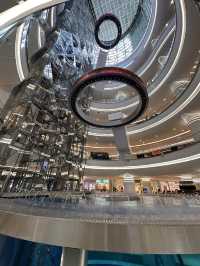【Dəniz Mall／デニズ・モール｜バクー海岸の“巨大な帆型マルチエンタメ空間”】