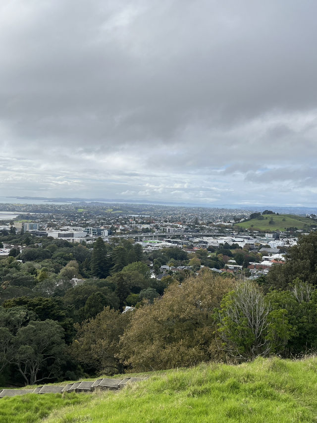 🏞️奧克蘭最高城市視角｜伊甸山 Mt Eden 🌋城市與火山的靜默對話