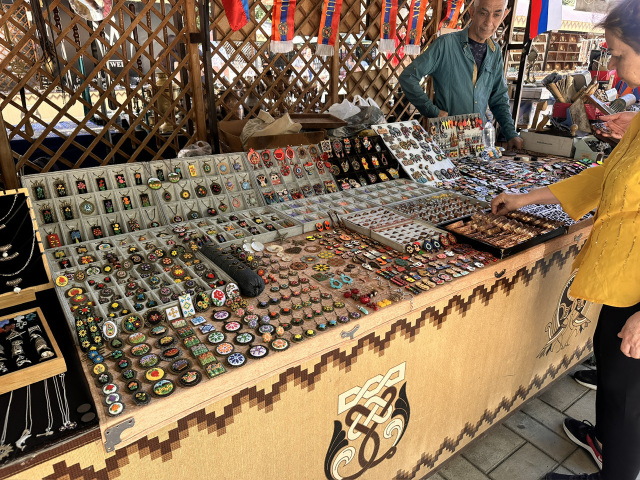 Vernissage Market／ヴェルニサージュ市場｜エレバン“青空ギャラリーを