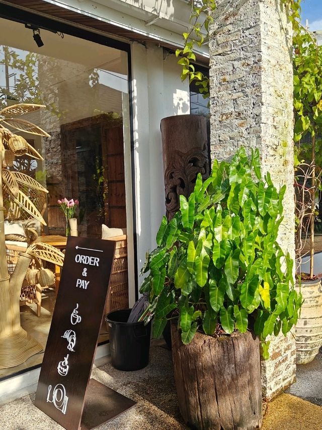 ร้านกาแฟดอกไม้ในเขาหลัก
