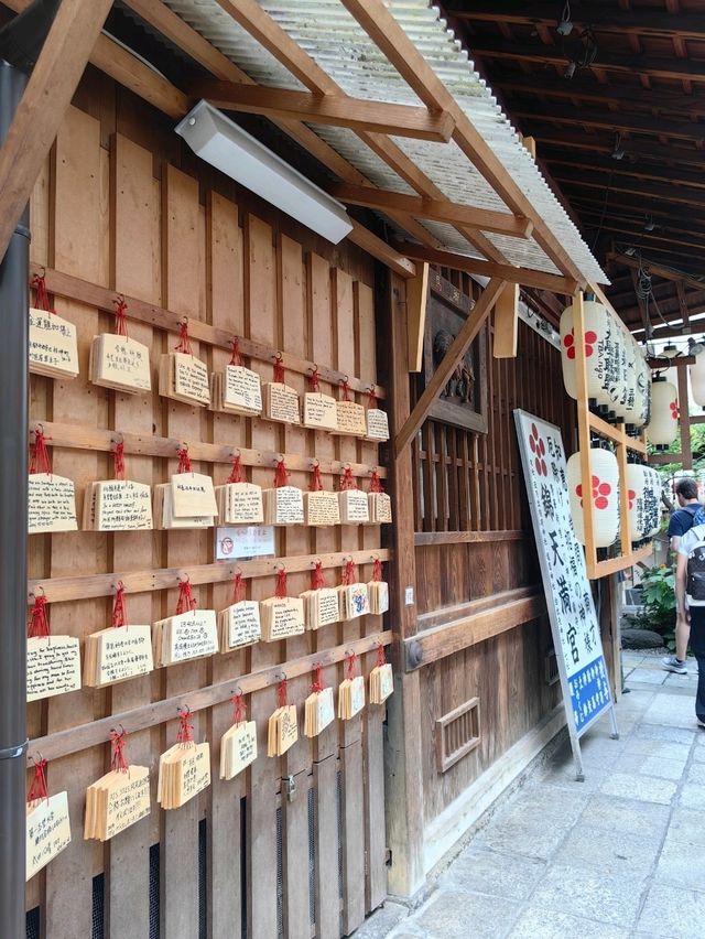去京都摸下發達牛