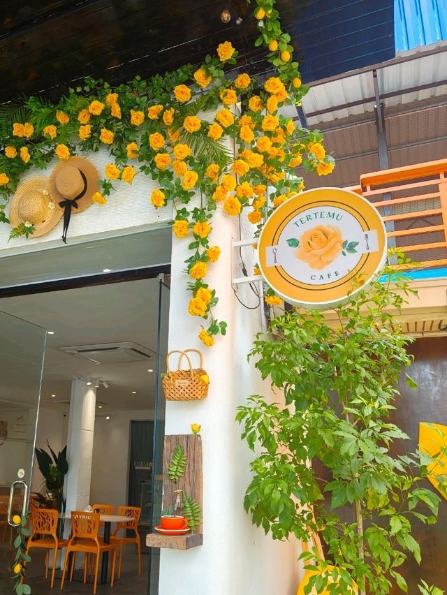 A Relaxing Afternoon at Desaru’s Sunny Yellow Café