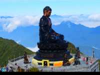 Sapa: Vietnam's "Silent Hill" - A 2-Day Getaway to Cloud-Kissed Terraces! ⛰️