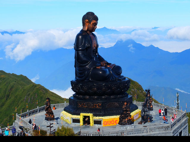 Sapa: Vietnam's "Silent Hill" - A 2-Day Getaway to Cloud-Kissed Terraces! ⛰️