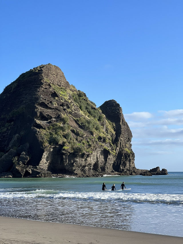 紐西蘭旅遊景點🌊 Piha Beach｜西岸黑沙與獅子岩的野性呼吸