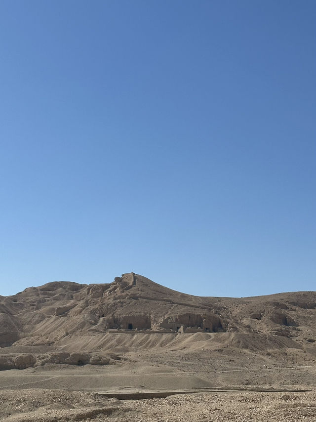 Terraces Of Defiance: A Queen’s Geometry Against the Gods
