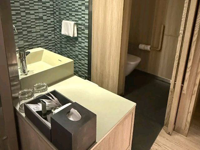 Sleep in a Sky Garden – My Eco-Luxury Stay at PARKROYAL COLLECTION Pickering