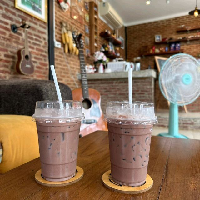 Chalee & Hot Chocolate คาเฟ่ลับกลางทุ่ง