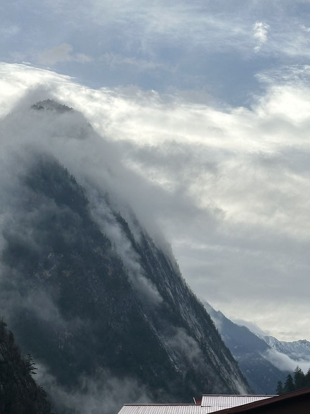 Wake Up In Jiuzhaigou: Where Luxury Meets The Valley’s Edge