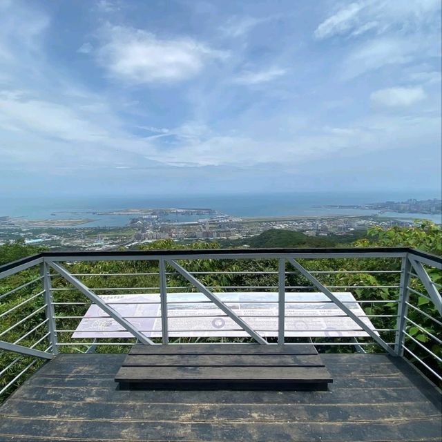 Ridge Walking with Ocean Views at Niugangling Mountain