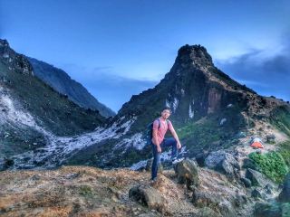 Ikuti petualangan mendaki gunung di Gunung Api Sibayak, Indonesia.