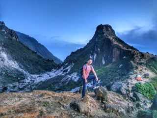 Ikuti petualangan mendaki gunung di Gunung Api Sibayak, Indonesia.