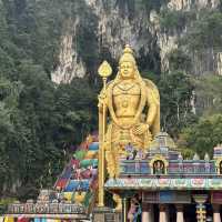⛰️ クアラルンプールの超人気スポット! ここは「バトゥ洞窟(Batu Caves)」✨