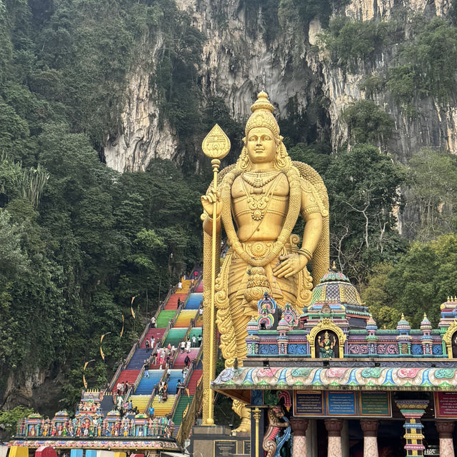 ⛰️ クアラルンプールの超人気スポット! ここは「バトゥ洞窟(Batu Caves)」✨ ⛰️ クアラルンプールの超人気スポット! ここは「バトゥ洞窟(Batu Caves)」✨