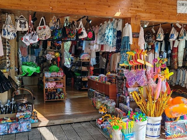 Kunming's Green Lake: Timeless Charm and Market Vibes