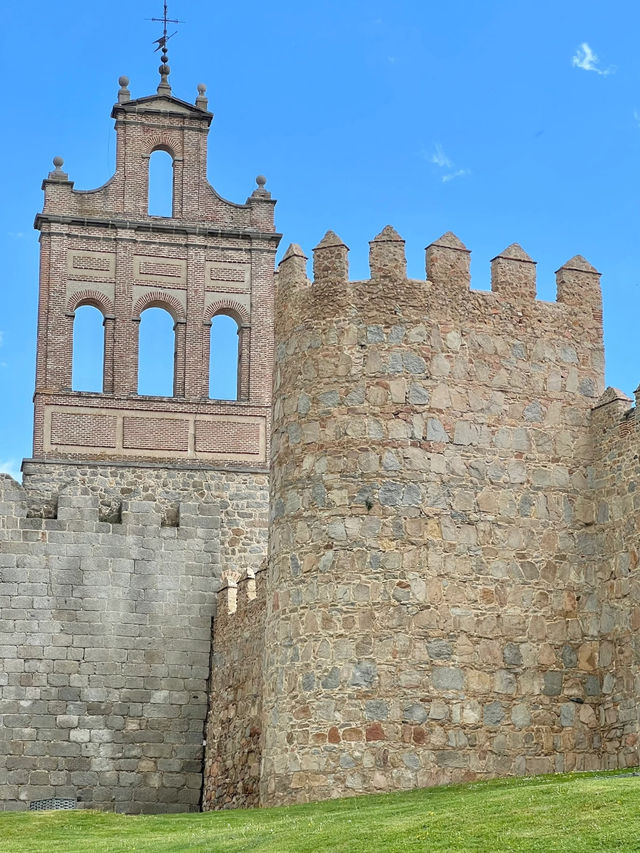 Revolving Around the Beauty of Architecture: Eyes on Spain 