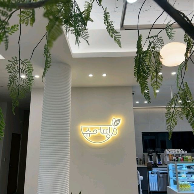 감각적인 분위기와 여유를 즐길 수 있는 카페, 슈어띵☕