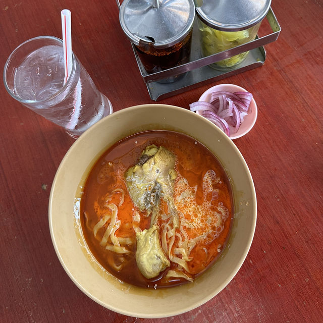 🥢 ข้าวซอยไก่เข้มข้นที่ร้านเนื้อตุ๋นรสเยี่ยมนิมมาน