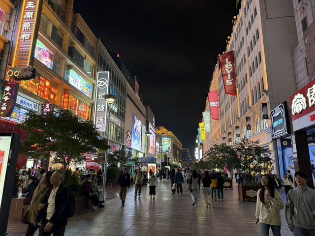 ถนนคนเดินหนานจิง (Nanjing Road Pedestrian Street) 