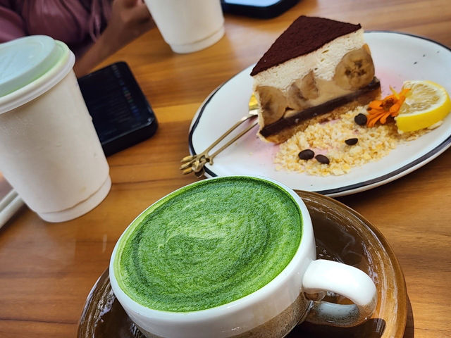 ร้านกาแฟ บรรยากาศริมทะเล ร้านสวย เครื่องดื่มอร่อย 
