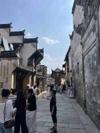 🇨🇳 A Pause in Wuyuan — Where Tradition Flows with the River  Tucked between misty mountains and en