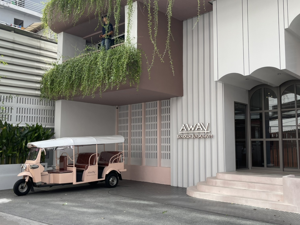 The hotel is located on one of the side streets within the bar street of Asok station, the location is not too ideal, but nearby bar massage parlors and convenience stores can be found everywhere. The hotel has its own Tuk Tuk to transport passengers to the nearby Asok station. This hotel was just renovated in 2025, the hotel rooms are not fully occupied, maybe because too new, sprinkler shop has a lot to improve, such as our room forgot to put back one of the coffee cups and toilet toilet paper after using up forgot to add, swimming pool and Gym room located on the 6th floor.
The room is very spacious, enough to hold two 28-inch leather trunks and plenty of space to walk to, the terrace view is not very good, but can also be used to dry clothes