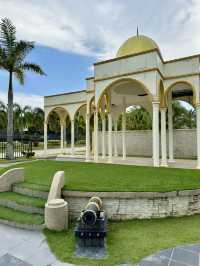 Sunny Escape🌞 Family-Friendly Fun at Anjung Floria