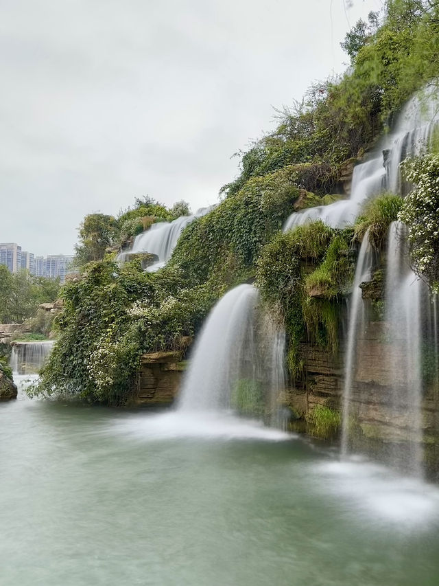 พี่จีนทำถึง! 🌊 น้ำตกเทียมในสวนขนาดใหญ่ 