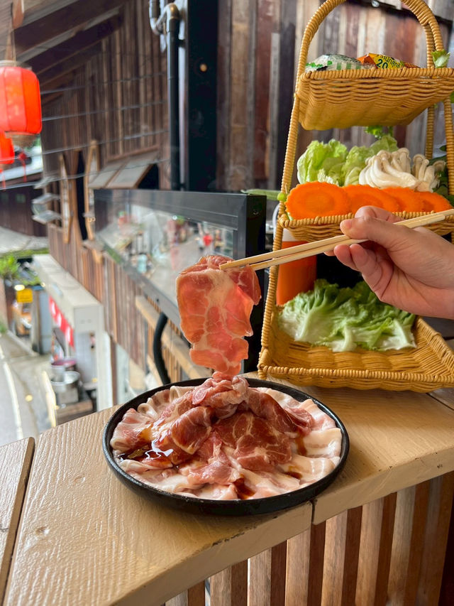 หมู่บ้านเล็กๆที่รายล้อมไปด้วยธรรมชาติสีเขียว หมู่บ้านเล็กๆที่รายล้อมไปด้วยธรรมชาติสีเขียว