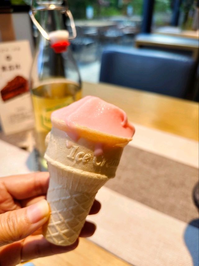 城堡裡的雲貴菜小酒館!紅酒杯裝涼粉、酸菜魚旁放玫瑰🌹 城堡裡的雲貴菜小酒館!紅酒杯裝涼粉、酸菜魚旁放玫瑰🌹