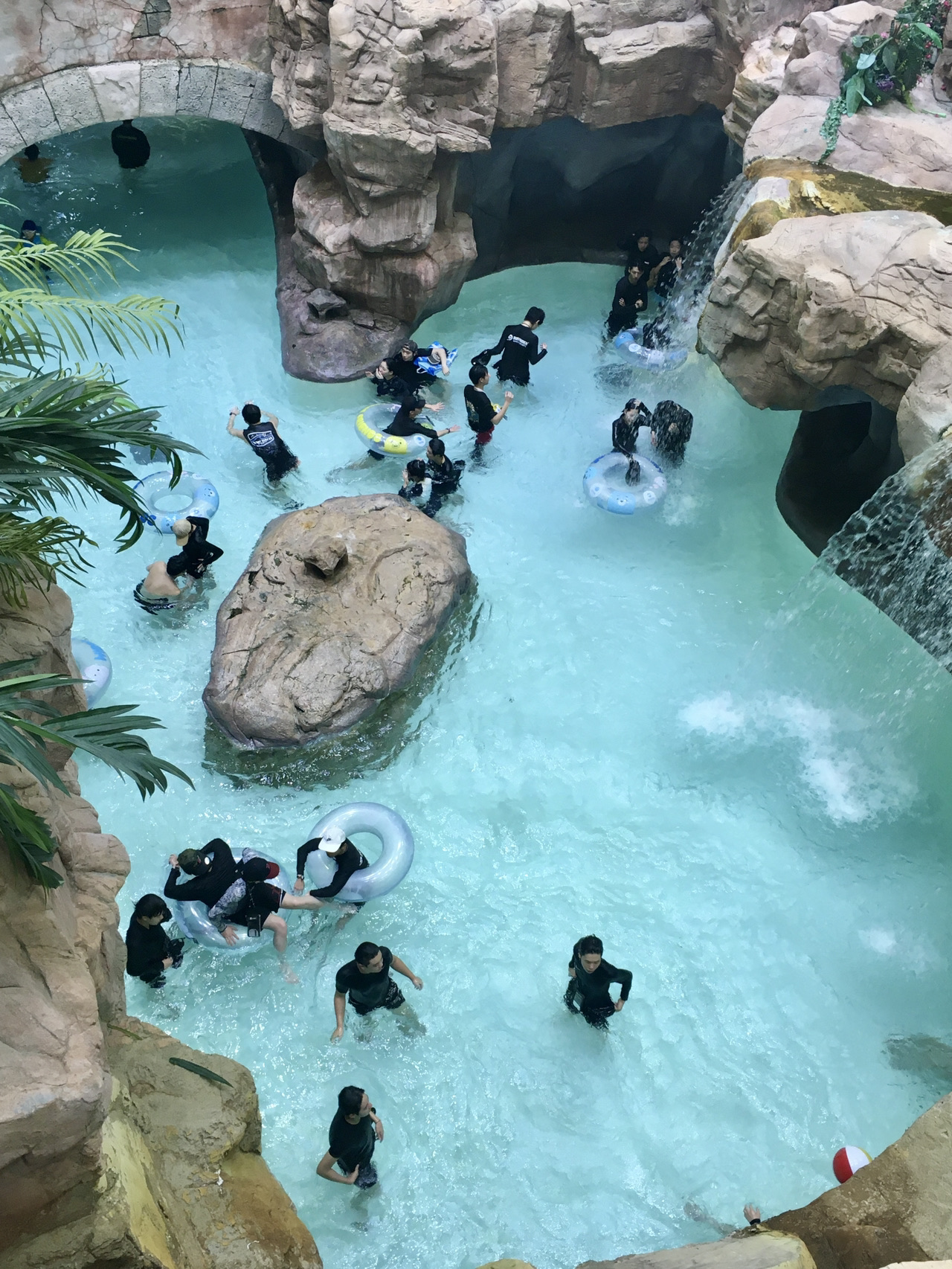 Зимний аквапарк: наслаждаемся атмосферой горячих источников в Caribbean Bay.