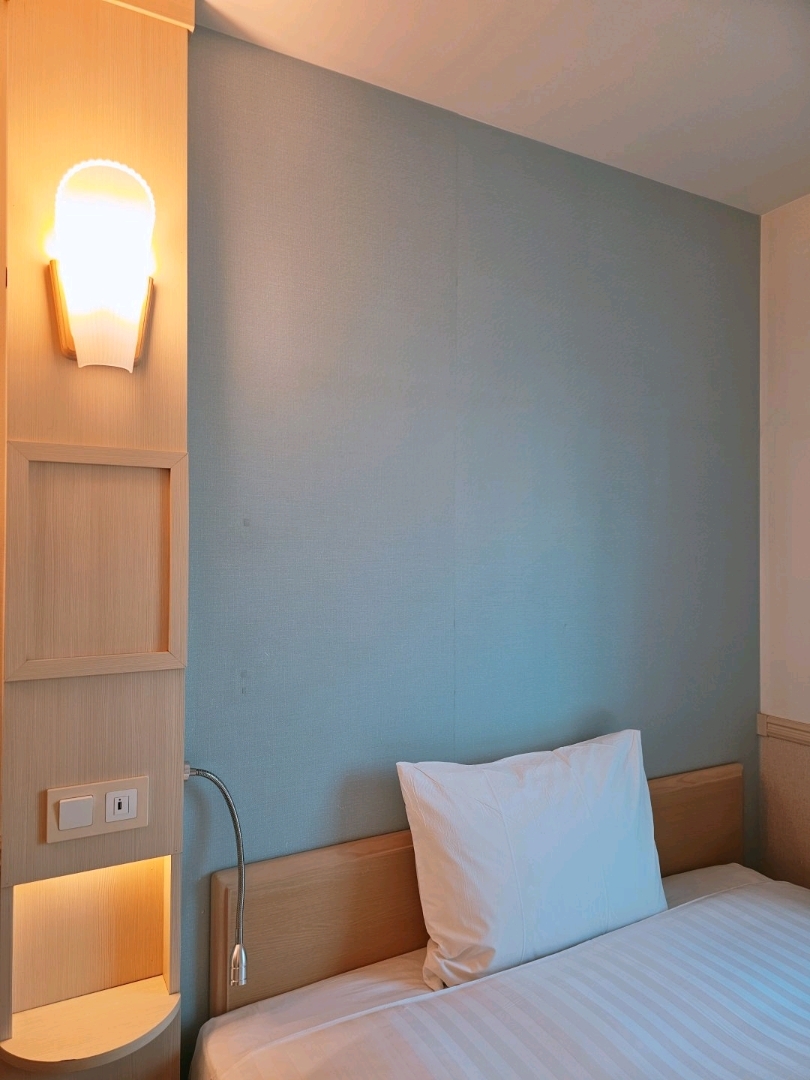 Located in the Yeongdeungpo area of Seoul,
Toyoko INN Seoul Yeongdeungpo is
a business hotel highly recommended for those who value travel efficiency and a reliable, comfortable stay.

My favorite points:
① Compact but exceptionally clean and neat interior
② Has a bathtub
③ Female staff are always on duty, even late at night
④ Delicious breakfast
⑤ Great value for money

Just a 5-minute walk from Singil Station on Subway Lines 1 and 5,
and a 10-minute walk from Yeongdeungpo Station, which is also served by the KTX.
Access to Gimpo Airport and central Seoul is a breeze.

There's also a large shopping mall, Times Square, nearby,
so you'll never have trouble finding places to eat or shop.

It's perfect for a stay where you want to prioritize "ease of getting around" over pure sightseeing.
I think it's the kind of hotel you'll fall in love with more and more every time you stay.