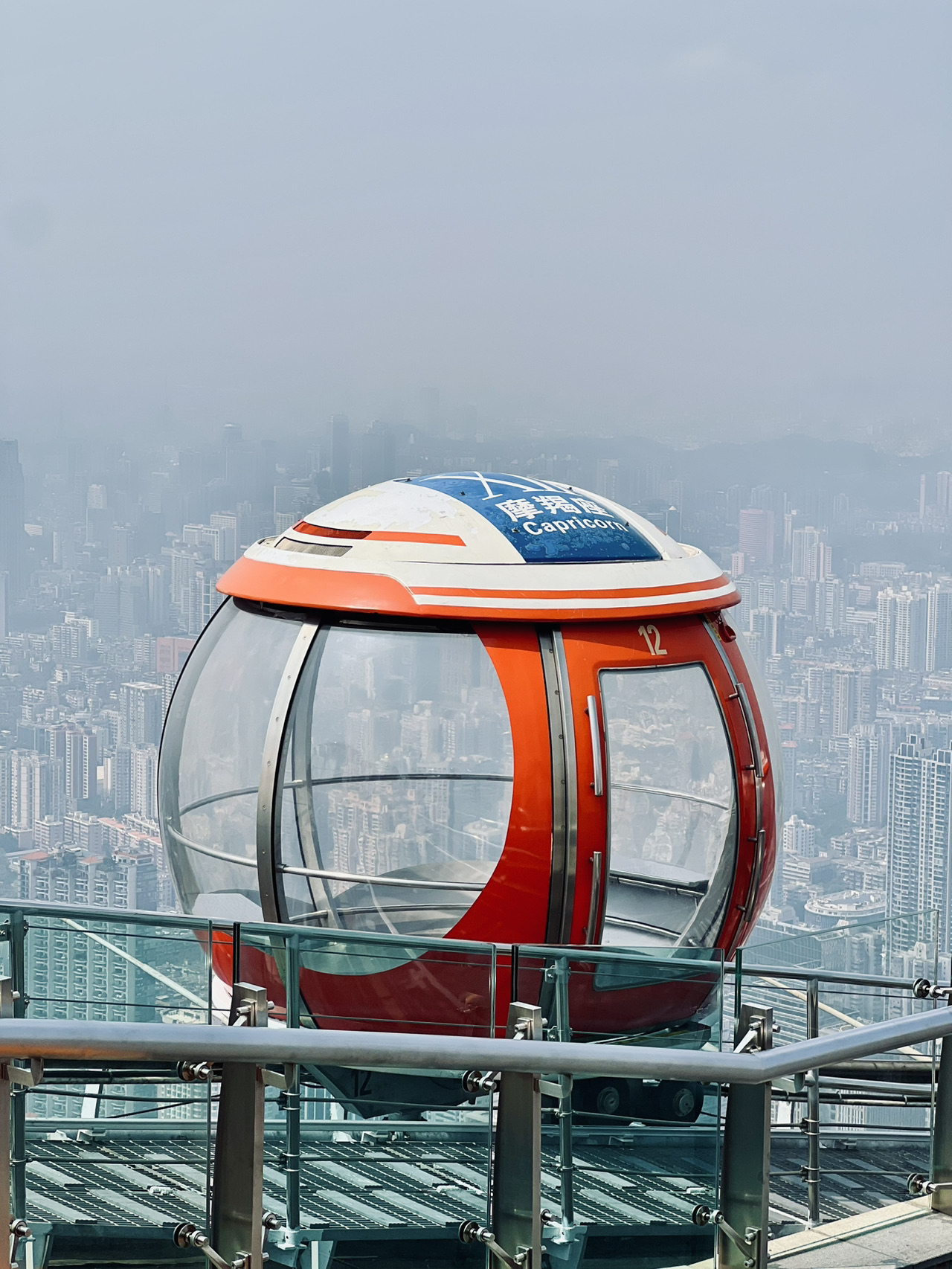 Lagi merencanakan liburan pertama ke Guangzhou? Ini dia 10 tempat yang nggak boleh kamu lewatkan. Sebagian besar tempat wisata ini gampang banget dijangkau pakai Guangzhou Metro, jadi cocok banget buat rencana perjalanan 2–3 hari.

1. Canton Tower ⭐⭐⭐⭐⭐
Ikon paling terkenal di Guangzhou. Jangan cuma lihat dari bawah—kamu wajib cobain naik Bubble Tram! Trem kaca ini bakal muterin puncak menara dan kasih kamu pemandangan 360° kota yang keren banget. Datang pas matahari terbenam dan tetaplah di sana sampai malam buat menikmati lampu-lampu kota yang spektakuler.

2. Huacheng Square
Alun-alun kota yang dikelilingi gedung-gedung pencakar langit modern. Ini salah satu spot terbaik buat mengagumi Canton Tower, apalagi pas malam hari saat lampu-lampu kota mulai menyala.

3. Haixinsha Island
Lokasinya persis di pinggir Pearl River. Taman yang tenang ini punya pemandangan tepi air yang cantik, pas banget buat jalan santai atau foto-foto cakrawala Guangzhou.

4. Beijing Road Pedestrian Street
Salah satu jalan belanja paling terkenal di Guangzhou, dipenuhi sama resto lokal, toko oleh-oleh, dan brand internasional. Jangan lupa intip reruntuhan jalan kuno yang dilindungi di balik lantai kaca transparan.

5. Dongshankou
Salah satu kawasan paling trendi di Guangzhou, terkenal dengan vila-vila bersejarah, kafe estetik, toko butik, dan jalanan yang Instagramable. Cocok banget buat kamu yang mau santai sambil menikmati sisi kreatif kota ini.

6. Shamian Island
Distrik bersejarah yang menawan dengan bangunan bergaya Eropa klasik, jalanan yang tenang dengan pepohonan rindang, dan banyak spot foto yang cantik.

7. Yongqing Fang
Kawasan budaya yang udah direnovasi dengan cantik, di mana arsitektur tradisional Lingnan berpadu dengan kafe kekinian, butik lokal, dan ruang seni kreatif.

8. Lychee Bay
Coba deh jalan santai menyusuri kanal atau naik perahu tradisional sambil menjelajahi salah satu kawasan bersejarah paling estetik di Guangzhou.

9. Tianhuan Plaza
Salah satu pusat perbelanjaan paling populer di kota ini, isinya brand fashion internasional, resto enak, dan kafe hits. Vibes-nya modern banget, disukai warga lokal maupun turis.

10. Chen Clan Ancestral Hall
Mahakarya arsitektur tradisional Kanton, terkenal banget sama ukiran kayu, bata, dan batu yang super detail. Tempat terbaik buat belajar sejarah dan budaya Guangzhou yang kaya.

Tips Perjalanan 💡  
Hampir semua tempat wisata ini ada di pusat kota dan terhubung sama jalur Metro Guangzhou, jadi kamu bisa keliling dengan nyaman selama 2–3 hari tanpa perlu sewa mobil.