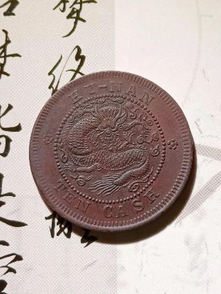 単調な作業工程と幾重にも重なる些細なタスクが、私たちの熱意を徐々に蝕んでいきます。チームメンバーは黙ってプレッシャーに耐え、自分の気持ちを率直に共有したり、互いを慰め合ったりする機会はほとんどありません。活力を取り戻すため、私たちは一緒に社湖古村を訪れました。紫韶盆地の学問的な雰囲気の中で、私たちは心の安らぎを見つけ、前進する意欲を再び燃え上がらせることができました。社湖古村は明代にまで遡り、その文学的伝統は時代を超えて栄えてきました。多くの古い書院や祖廟が良好な状態で保存されており、石畳の古い小道が村を縦横に走り、風水池が住居を取り囲んでいます。歴史的に邵東から衡陽への街道の山宿であったこの村は、何世紀にもわたって農業と学問を融合させる伝統を守り続けてきました。なだらかな丘陵と古木のクスノキに囲まれた村は、都会の喧騒から遠く離れ、湖南省の静かで奥深い文化の雰囲気に満ちた、ゆったりとした平和な時間を提供してくれる。私たちは業績目標や締め切りといった制約を脇に置き、慌ただしい旅程を諦め、古びた路地をのんびりと散策した。古代の祖廟前の広場に腰を下ろし、気兼ねなくおしゃべりをし、仕事の疲れや戸惑いを率直に打ち明けた。仲間たちは辛抱強く耳を傾け、優しく励ましてくれ、溜まっていた心の重荷を徐々に取り除いてくれた。散策中、私たちは互いに写真を撮り合い、軽食を分け合い、学院の対句やレンガの彫刻を眺めながら、村人たちが熱心に学問を追求していた日々を懐かしんだ。古村の素朴で牧歌的な風景は私たちの心と体を癒し、心温まる交流は私たちの悩みを溶かしてくれた。チームは共に前進する戦友であるだけでなく、苦しい時に支えてくれる柱でもあることを深く実感しました。この短い休息は、現状に満足する時間ではなく、新たな旅路に向けてエネルギーを充電する機会でした。この穏やかな癒しの経験を経て、私たちは情熱を取り戻し、これから待ち受けるあらゆる困難や驚きに共に立ち向かう覚悟ができました。

#travel2026