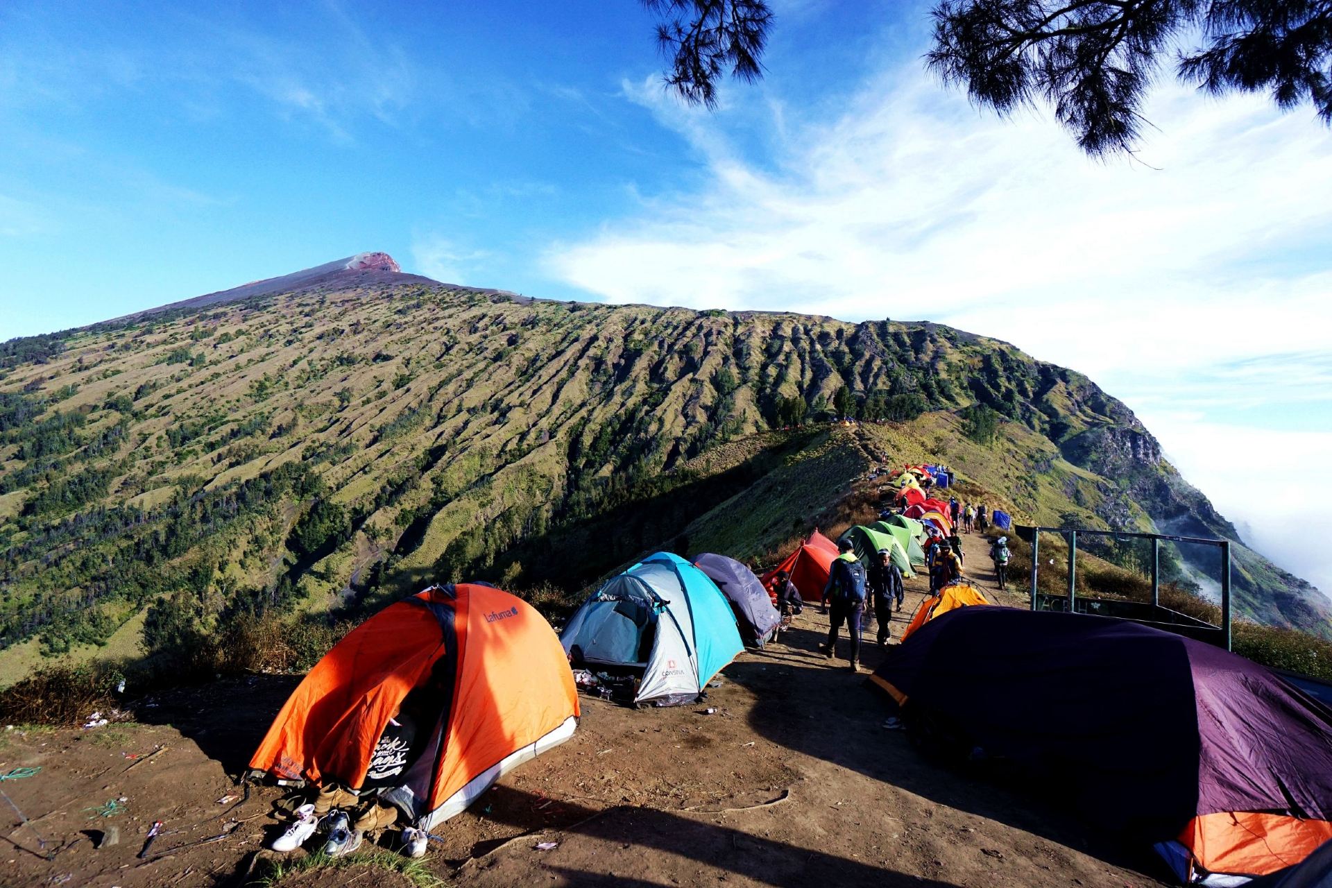 [Lombok, Indonesia] Mount Rinjani Trekking: Arriving at the Cloud-Top Crater Rim Camp! A Spectacular Rainbow Village.