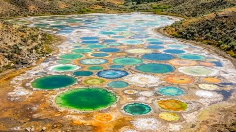 ทะเลสาบลายจุด (Spotted Lake) ตั้งอยู่ใกล้เมือง Osoyoos ในรัฐบริติชโคลัมเบีย ประเทศแคนาดา เป็นสิ่งมหัศจรรย์ทางธรรมชาติที่มีเอกลักษณ์และเต็มไปด้วยความลึกลับ — traveler post in โอโซยูซ