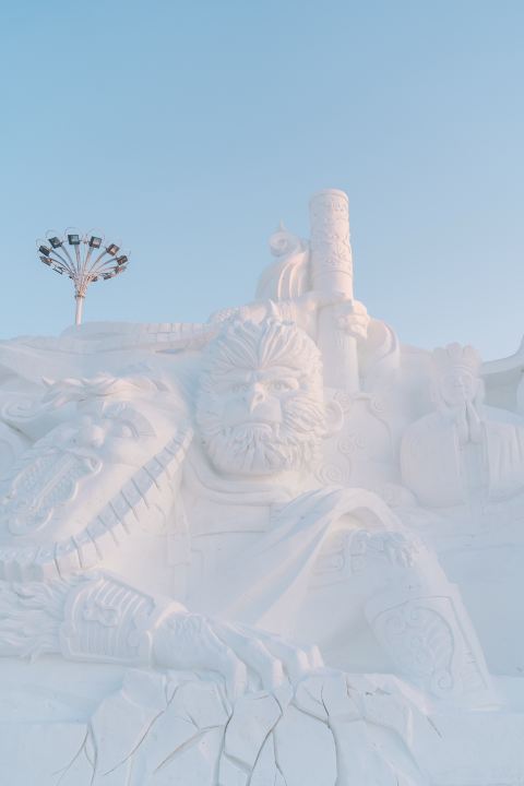 太陽島：一面の雪景色、冬のアクティビティ、そして木立に佇む雪像たち