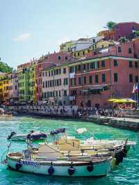 친퀘테레(Cinque Terre) 지역의 베르나차(Vernazza) 방문은 다채로운 색상과 자연의 아름다움으