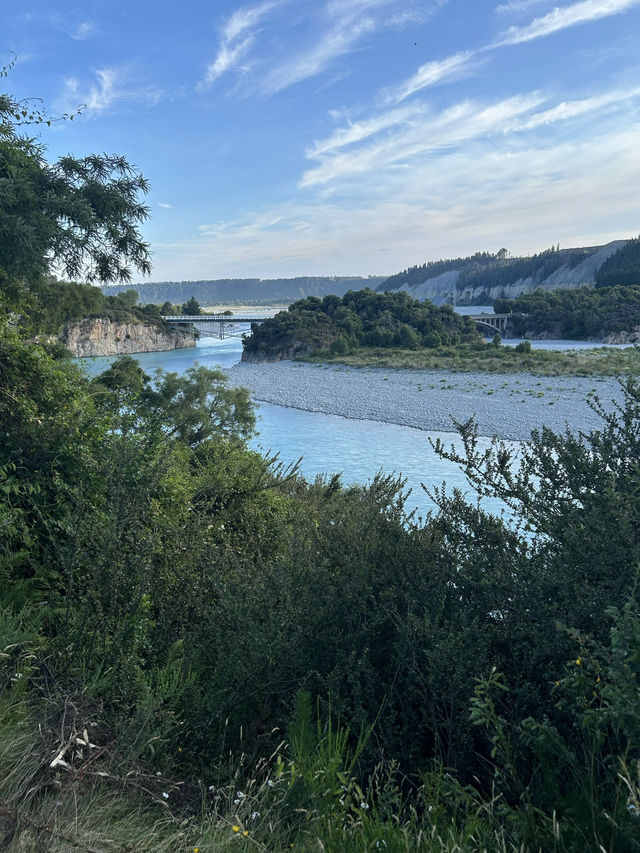 🌄 Rakaia Gorge, New Zealand: A Dramatic Encounter with Nature