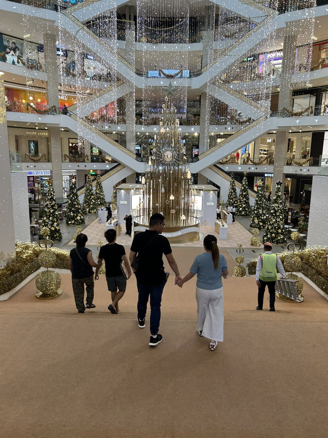 Awesome Pavilion KLCC, Park and all around Kuala Lumpur !