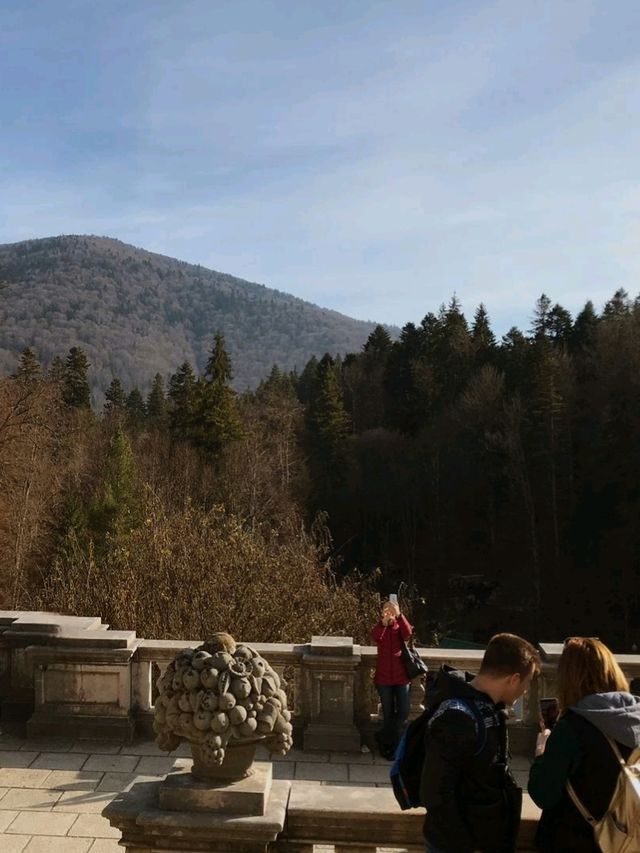🏰 Peleș Castle – A Fairytale Fortress in the Heart of the Carpathians 🏰 Peleș Castle – A Fairytale Fortress in the Heart of the Carpathians