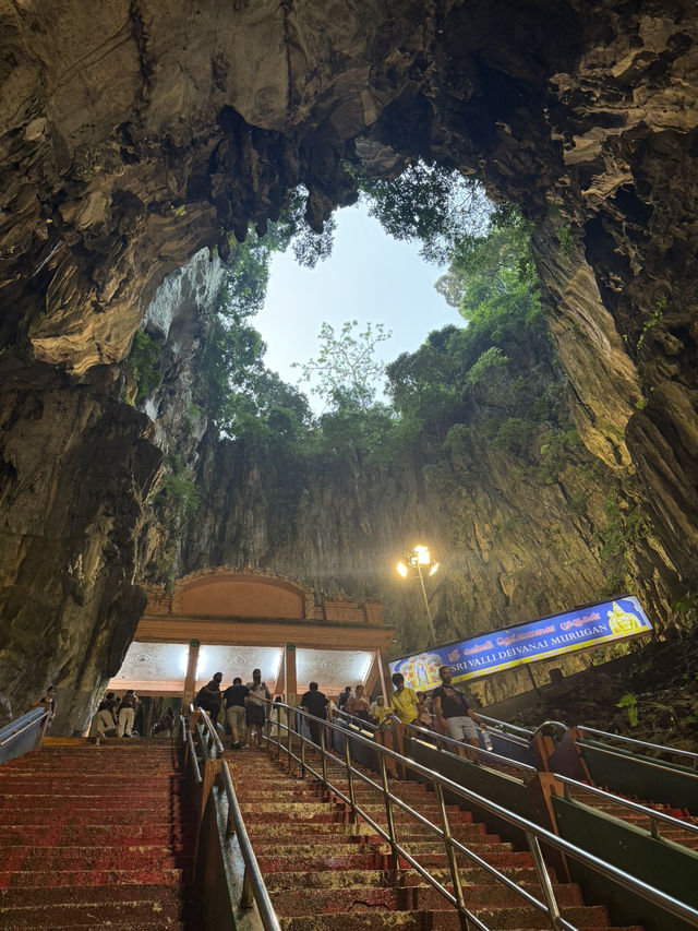 Batu Caves чудо в нескольких километров от центра Kuala Lumpur 