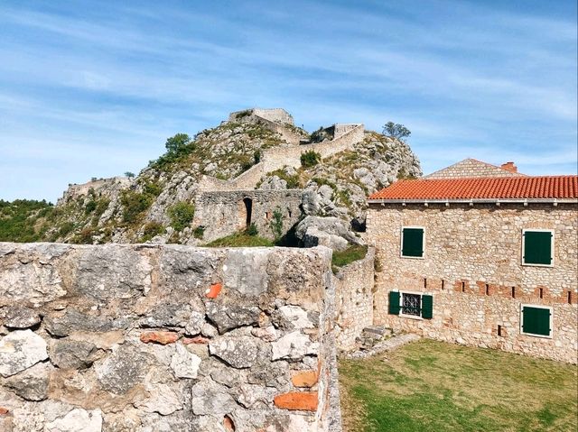 Knin Fortress: Croatia's Majestic Sentinel 🏰