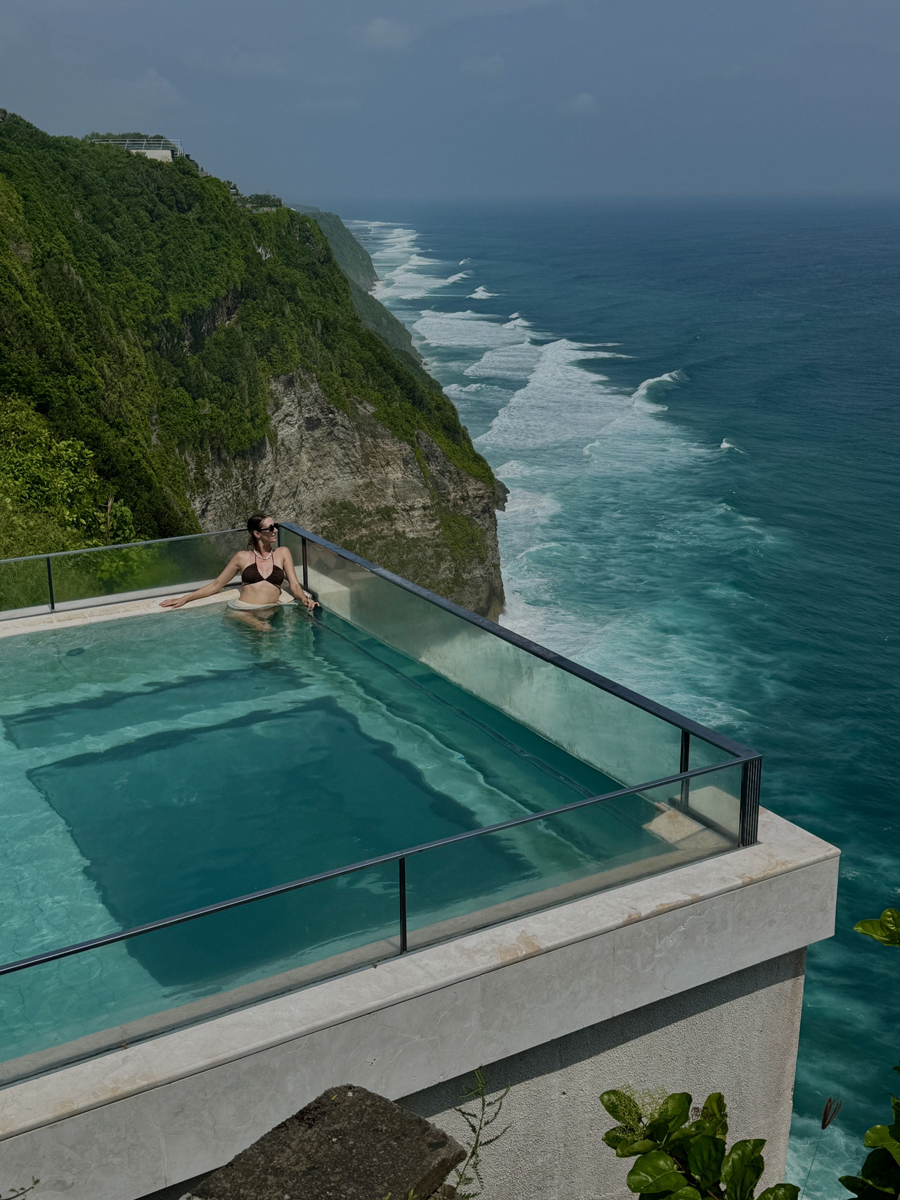 🌴One Eighty Dayclub🌴

🦋 Environment/Interior:

Located on the Uluwatu cliff, 162 meters above the ocean, the glass sky pool hovers over the abyss, offering a unique combination of tranquility and a touch of adrenaline.

Its architecture is built around cascading ponds that gently descend to the cliff edge and a central pool with a glass bottom protruding over the edge.
The interior is elegant, featuring lightweight natural materials, flowing lines, and a focus on panoramic views and natural beauty.

🕰️Opening Hours:
The club is open daily from 10:00 AM to 9:00 PM, with last orders at approximately 8:00 PM.

💰Cost:
Entrance depends on the chosen area: standard access costs around IDR 600,000 (includes food and beverage credit), while there's also a VIP area and a pool cabana with premium service starting from IDR 3,000,000.

📍Address:
OneEighty° Dayclub Jl. Pura Goa Lempeh, Banjar Dinas Kangin, Pecatu, Uluwatu

📌Tips:

❣️The best time to visit is after 2:00 PM and before sunset, so you can enjoy the maximum views and a tranquil atmosphere.

After 5:00 PM, the atmosphere becomes more relaxed, making it especially enjoyable to watch the sunset.
❣️Book your cabana or VIP in advance, especially if you're traveling during high season, as space is limited. ❣️This is an amazing Instagram spot for photography lovers, you can get a lot of cool shots for social media