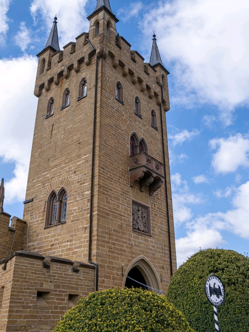 🏰 ホーエンツォレルン城 – 雲の上にそびえる要塞 | Trip.com ビジンゲン
