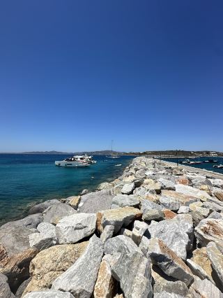 Paros is a great value seaside town. I'm always captivated by its blue skies and white houses, feeling the gentle sea breeze even just sitting there.