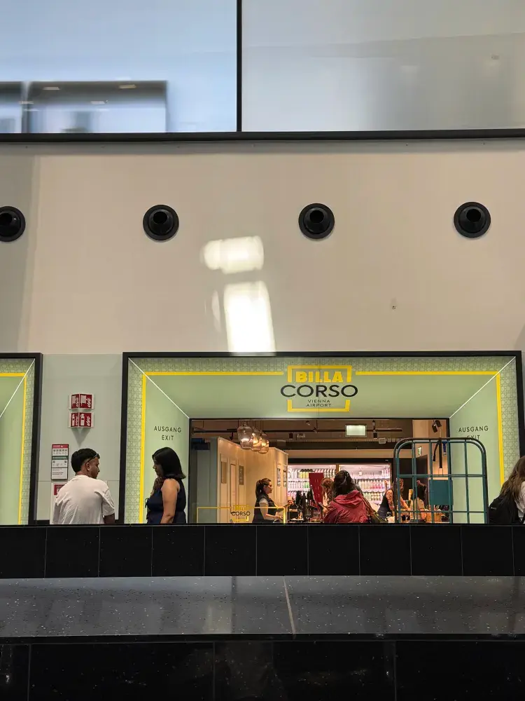 ウィーン空港ビラコルソ・ショッピングガイド｜フライト前に必ず立ち寄るべきスーパーマーケット。食料品やお土産など、必要なものがすべてここで揃います。